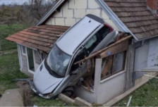 (Видео) Автомобил слета врз куќа во Србија: необична несреќа ја шокираше Чуприја