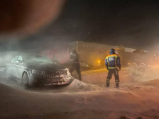 Снежна бура во Русија создаде целосен хаос на патиштата – 148 лица евакуирани од блокиран автопат