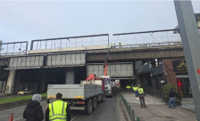 (Видео) Отстранет првиот билборд од Железничката станица Скопје – процесот ќе оди во фази, ќе заврши со илуминација