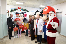 (Фото) Сопругата на Мицкоски ги израдува најмалите на Клиниката за детски болести со новогодишни подароци