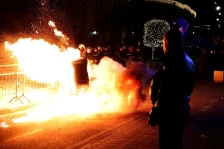 Протести во Тирана: Демонстранти фрлаа молотови коктели кон Владата и се судрија со полицијата