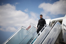 Неидентификувани воени дронови го следеле авионот на Зеленски!