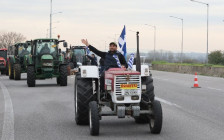 Грчките земјоделци продолжуваат со блокади: Затворени Евзони и Ники