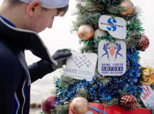 Во Охридското Езеро поставена новогодишна елка под вода