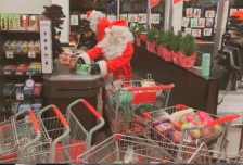 (Видео) Дедо Мразовци и џуџиња ограбиле продавница во Канада – делеле храна на сиромашните