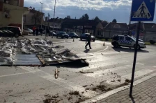 Од силен ветер падна парче лим од покрив на зграда во центарот на Куманово