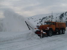Имало снег или не, ние плаќаме: Општините даваат милиони за зимско одржување наместо да набават опрема, дел од нив имаат механизација, ама ангажираат приватни фирми