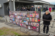 (Видео) Родителите со транспарент пред судницата во Идризово: „63 убиени деца, 63 уништени иднини, 63 сенки ќе ве следат засекогаш“