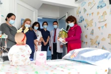 Сиљановска Давкова ги посети децата на детските клиники во Скопје