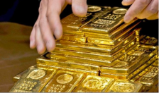 Златото го сруши историскиот рекорд, стравот од царини ја турка цената кон 7000 долари