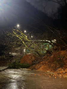 Врнежите предизвикаа ново свлечиште на патот кон тетовско Бањиче, ЦУК апелира да не се патува преку оваа делница
