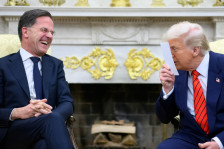 Генералниот секретар на НАТО: Разговарав со Трамп за Гренланд