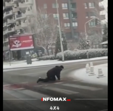 (Видео) Несекојдневна глетка: Човек ползи на пешачки премин во Скопје