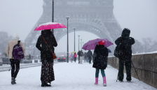 Снежна бура го парализира сообраќајот во Западна Европа