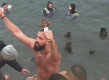 Мартин Гоџовски од Варош го фати светиот крст во Охрид!