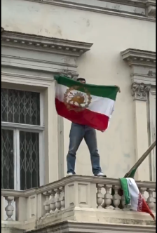 (Видео) Демонстрант го замени знамето на Исламска Република Иран со старото знаме со лав и Сонце во амбасадата во Лондон!