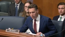 Сослушување во Сенатот: Дали мажите можат да забременат? Лекарка 11 пати одбива да му одговори на сенаторот Хаули