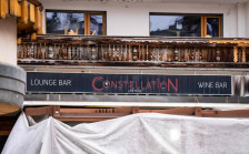 Измама, киднапирање, подведување: Сопственикот на барот во Кран-Монтана има големо криминално досие