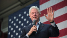 Клинтон: Администрацијата на Трамп го лаже американскиот народ за пукањата во Минеаполис