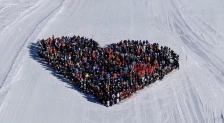Скијачи формираа срце во спомен на жртвите во Кран-Монтана