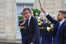 Заканата од 200% царини ги сруши акциите на LVMH – Најбогатиот европјанин изгуби над 12 милијарди долари