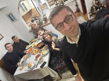 Мицкоски направи селфи со семејството и честиташе Бадник