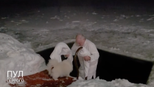 (Видео) На -15 степени Лукашенко се избања во ледена вода по повод Богојавление