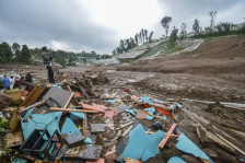 25 луѓе го загубија животот при лизгање на земјиште во Индонезија