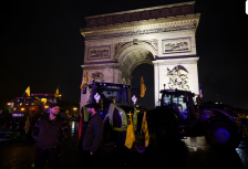 Француските земјоделци со трактори стигнаа до центарот на Париз