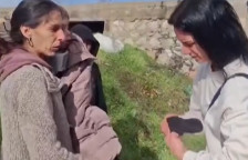 (Видео) Новинарка ги соблече чевлите, чорапите и јакната за да загрее премрзнато дете во поплавите во Кичево