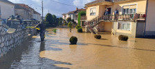 Згрижени лицата погодени од поплавите во Кичевско, во Ресенско со пумпи се вадеше навлезената вода од подруми, куќи и објекти