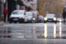 Сообраќајот на државните патишта се одвива непречно по влажни коловози