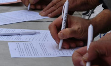 Српските студенти продолжија со собирање потписи за вонредни избори