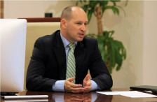 Миноски: Македонија функционира по олигархиски модел – државата работи за малкумина, а мнозинството плаќа