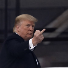 (Видео) Трамп му покажа среден прст на вработен во Форд откако тој го обвини дека заштитува педофили