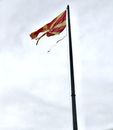 (Фото) Трагедија: Вака изгледа државното знаме на Попова Шапка