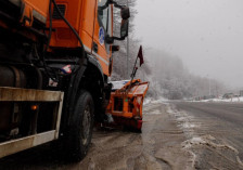Поради врнежите од снег се препорачува внимателно возење: Сите државни патишта проодни и безбедни за сообраќај