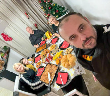 (Фото) Паричката кај Ведран: Градоначалникот на Скопје објави бадниково селфи