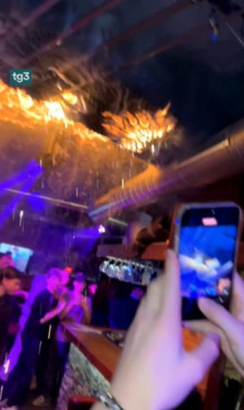 (Видео) Нов вознемирувачко видео од трагедијата во Кран-Монтана: Таванот пламнува од прскалки на шишиња шампањ, присутните денсаат и снимаат со мобилните