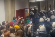 Полициски сили влегоа во Филозофскиот факултет во Нови Сад на повик на деканот