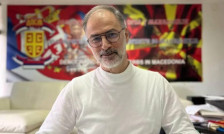 Вратени на работа седумте Албанци кои беа отпуштени од Mинистерство за односи меѓу заедниците