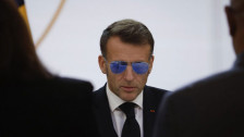 Емануел Макрон води состаноци со очила за сонце