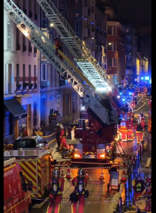 Драматична ноќ во Париз: се урна кат од зграда, повредени се 20 лица