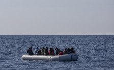 Брод со мигарнти се преврте во Грција, пронајдено тело на 4-годишно момче