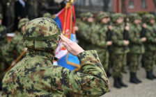 Србија го враќа служењето во армијата, задолжително за мажи, доброволно за жени