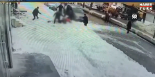 (Вознемирувачко видео) Снежен нанос падна од покрив и усмрти девојка во Турција