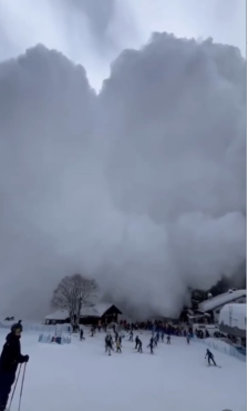(Видео) Огромна лавина затрупа туристи во Италија