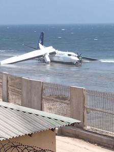 Авион се урна во океан во Африка, сите патници преживеале