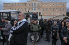 Грчките земјоделци со десетици трактори во центарот на Атина и пред грчкиот Парламент: Протестираат поради зголемените трошоци за производство