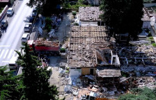 Дваесет и седум деца користат 20 квадрати додека чекаат да заврши реконструкцијата на градинката „Мајски Цвет“ во Карпош која требаше да биде пуштена минатиот месец